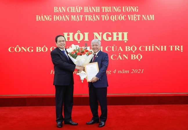  Đồng chí Trần Thanh Mẫn  trao quyết định, tặng hoa chúc mừng đồng chí Đỗ Văn Chiến 