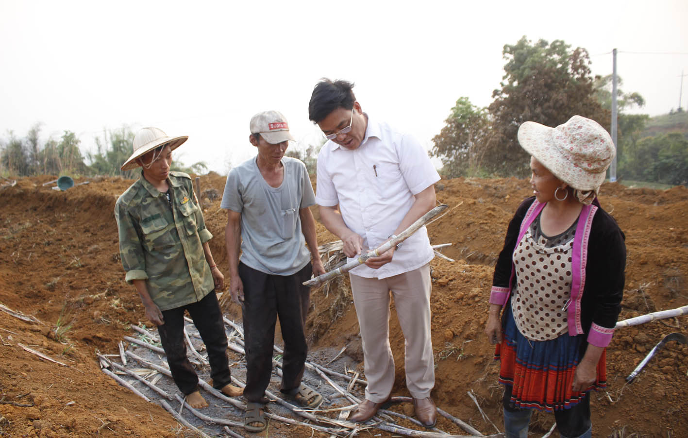  Lãnh đạo  xã Hoang Thèn (huyện Phong Thổ) hướng dẫn người dân  cách chọn mía để trồng.