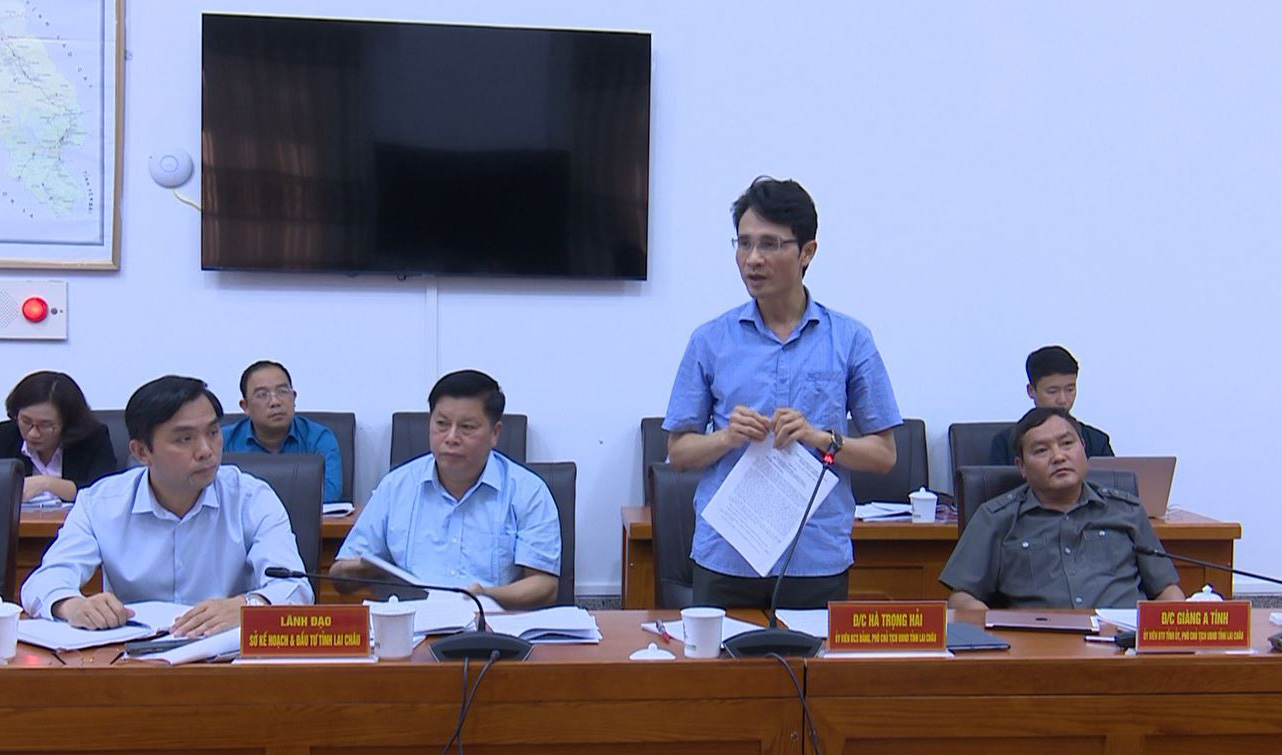 Đồng chí Hà Trọng Hải - Phó Chủ tịch UBND tỉnh trả lời ý kiến, kiến nghị của các đơn vị.