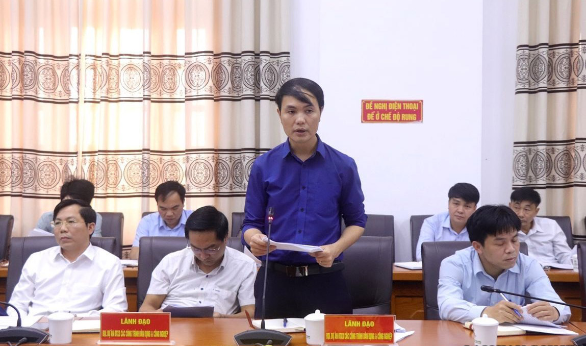 Lãnh đạo Ban Quản lý Dywj án đầu tư xây dựng các công trình dân dụng và công nghiệp ý kiến tại buổi làm việc.