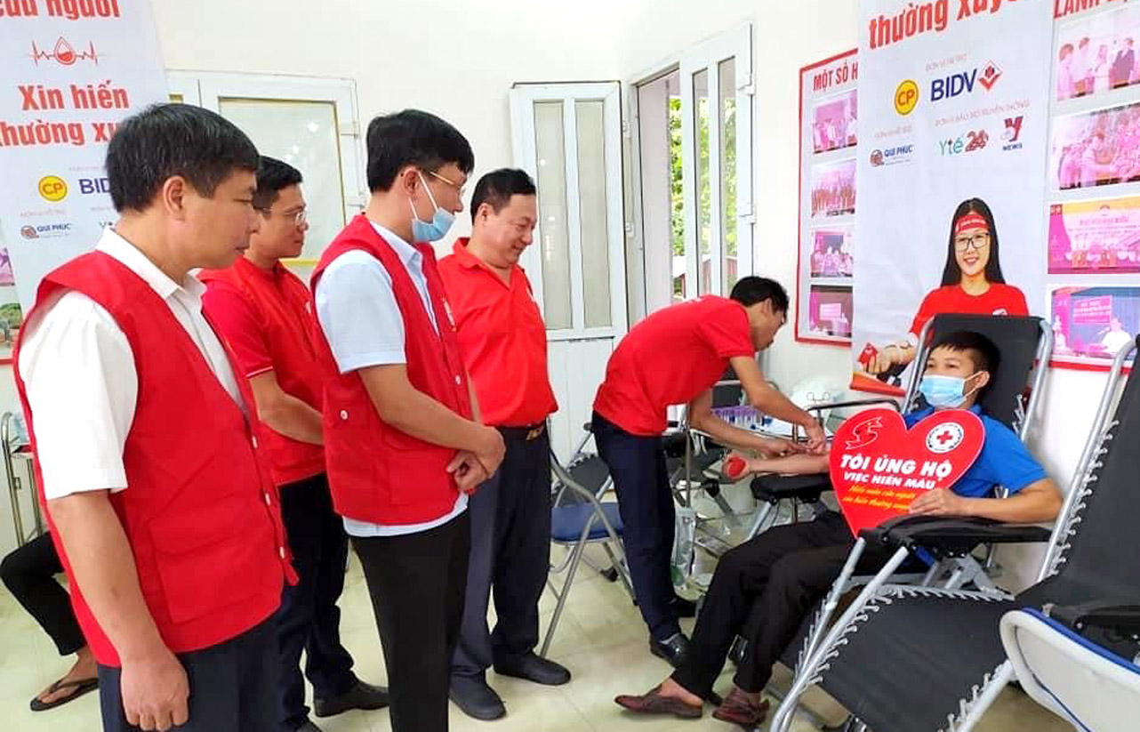 Lãnh đạo Hội Chữ thập đỏ tỉnh, huyện Mường Tè động viên người tham gia hiến máu tình nguyện.