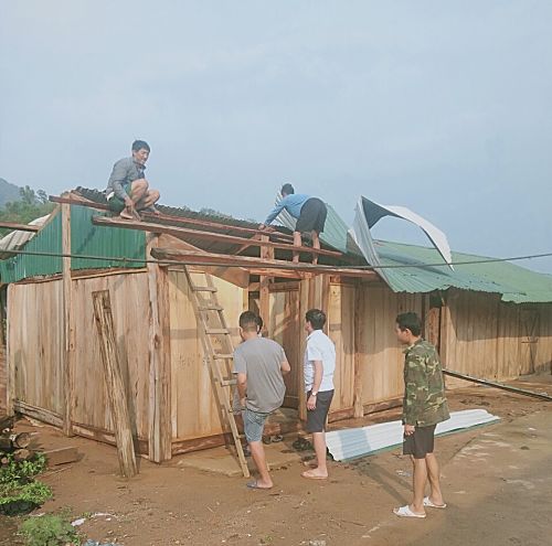 Người dân xã Tá Bạ phối hợp với lực lượng biên phòng Ka Lăng (huyện Mường Tè) giúp các hộ bị thiệt hại do dông lốc.