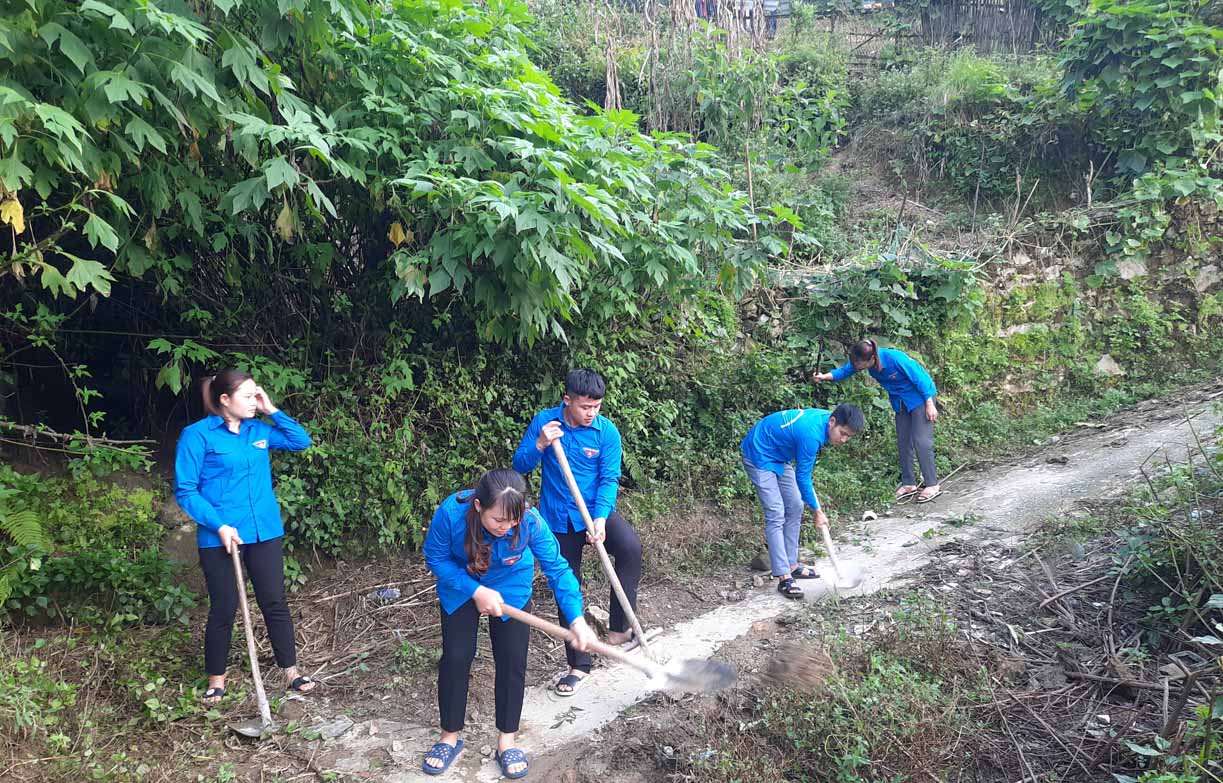 Đoàn viên, thanh niên xã Mồ Sì San (huyện Phong Thổ) chung tay dọn vệ sinh môi trường, góp phần xây dựng nông thôn mới.
