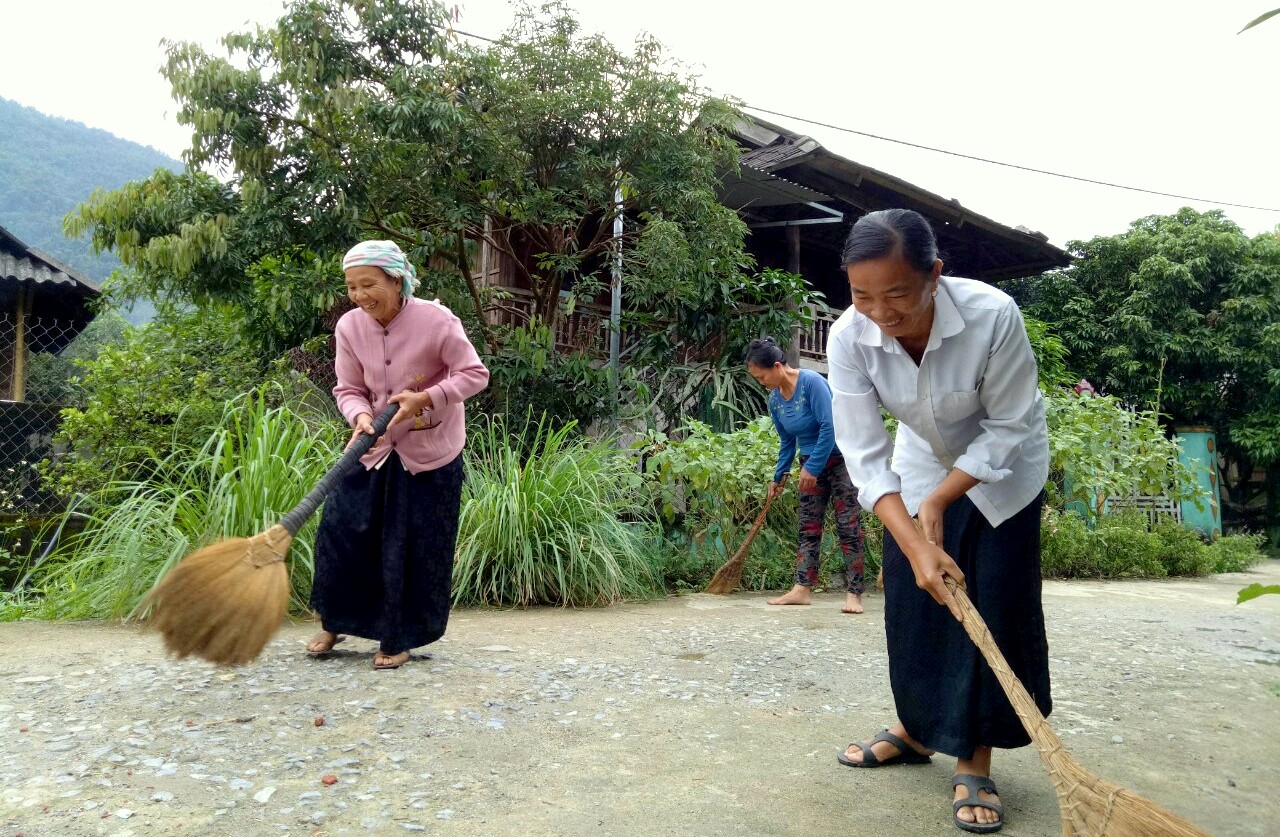 Người dân bản Chang (xã Lê Lợi, huyện Nậm Nhùn) vệ sinh đường, gõ bản.