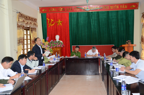Đồng chí Nguyễn Cảnh Phượng - Phó  Tổng Biên tập Báo Lai Châu, thành viên đoàn công tác phát biểu trong cuộc làm việc với Ban Chỉ đạo PCCCR xã Phìn Hồ (Sìn Hồ).