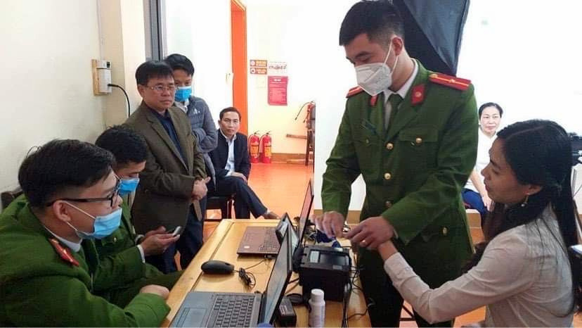 Các cán bộ, chiến sỹ Công an huyện Than Uyên triển khai làm thẻ căn cước công dân cho người dân.