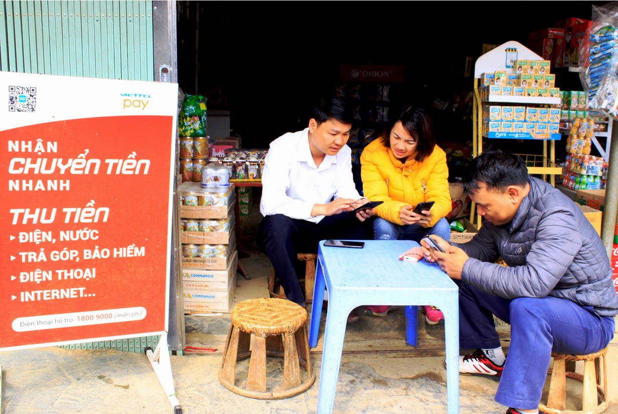 Nhân viên điểm chuyển, rút tiền ViettelPay tại thành phố Lai Châu giao dịch với khách hàng.