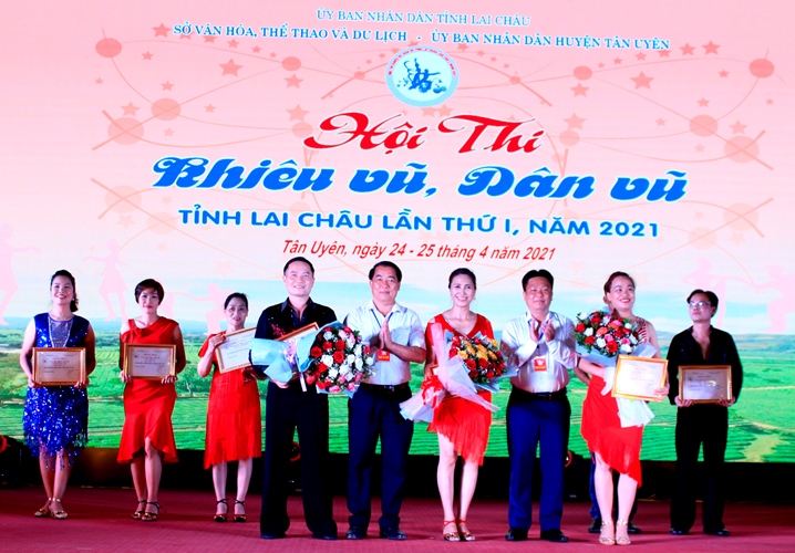 Tiết mục dự thi của Câu lạc bộ khiêu vũ Mây hồng (huyện Than Uyên) tại Hội thi. 