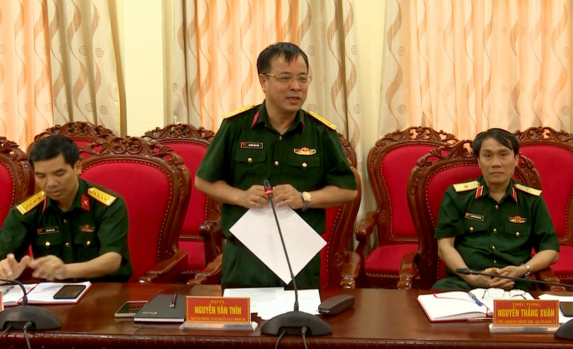 Đại diện lãnh đạo Phòng Tuyên huấn, Cục Chính trị Quân khu 2 đề xuất một số nội dung trong công tác phối hợp.