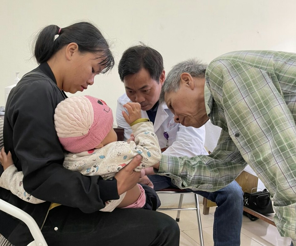 Bác sỹ Bệnh viện Đa khoa tỉnh khám khuyết tật cho trẻ em huyện Mường Tè.