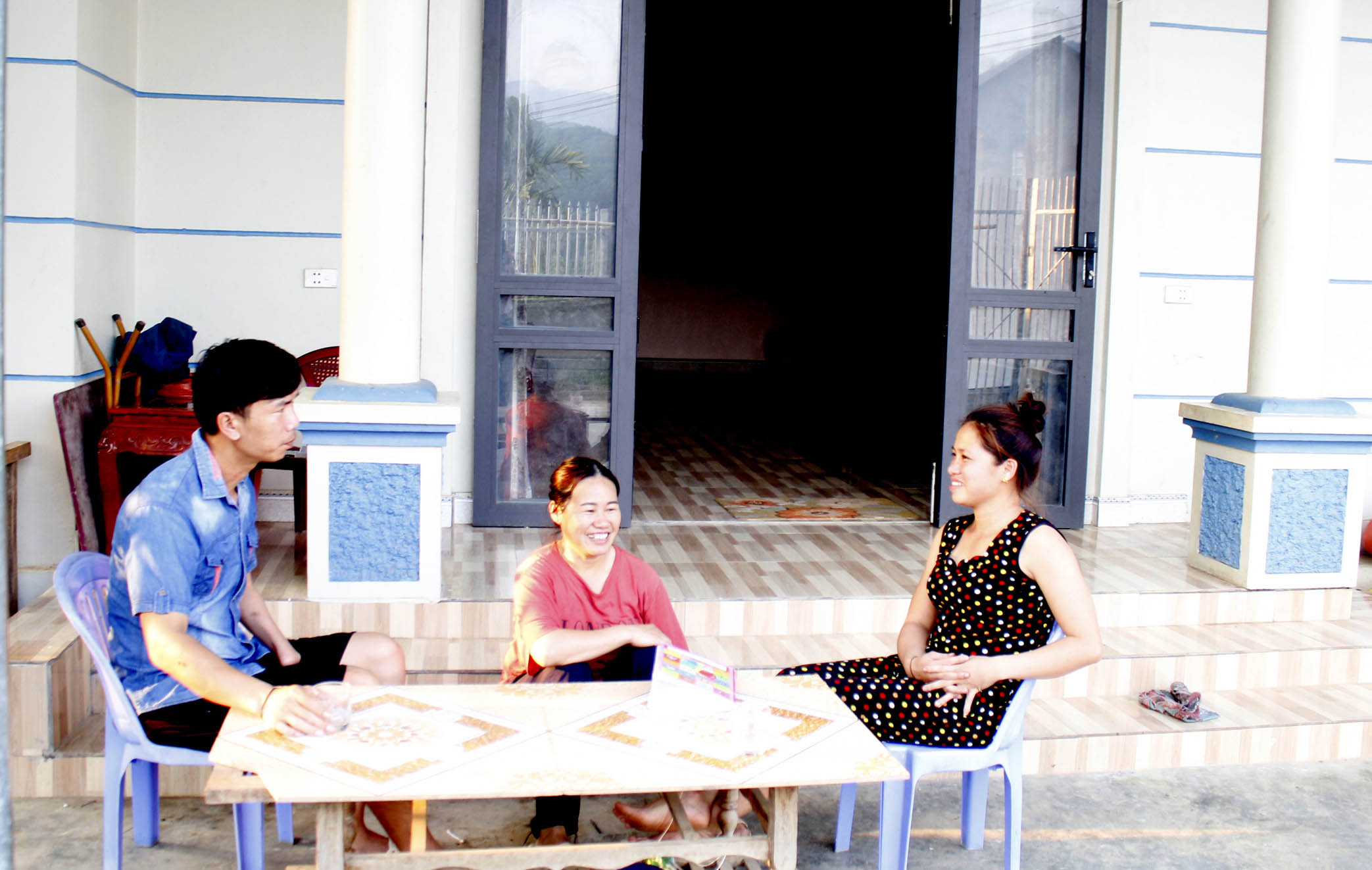 Ngôi nhà mới khang trang của gia đình chị Lò Thị Sang (ngoài cùng bên phải) ở bản Huổi Nả (xã Khổng Lào, huyện Phong Thổ) được xây dựng từ nguồn tiền tích cóp khi chồng chị đi xuất khẩu lao động.