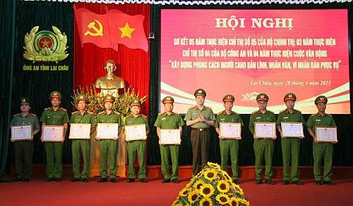 Đại tá Nguyễn Viết Giang - Ủy viên Ban Thường vụ Tỉnh ủy, Giám đốc Công an tỉnh trao bằng khen UBND tỉnh cho các tập thể.