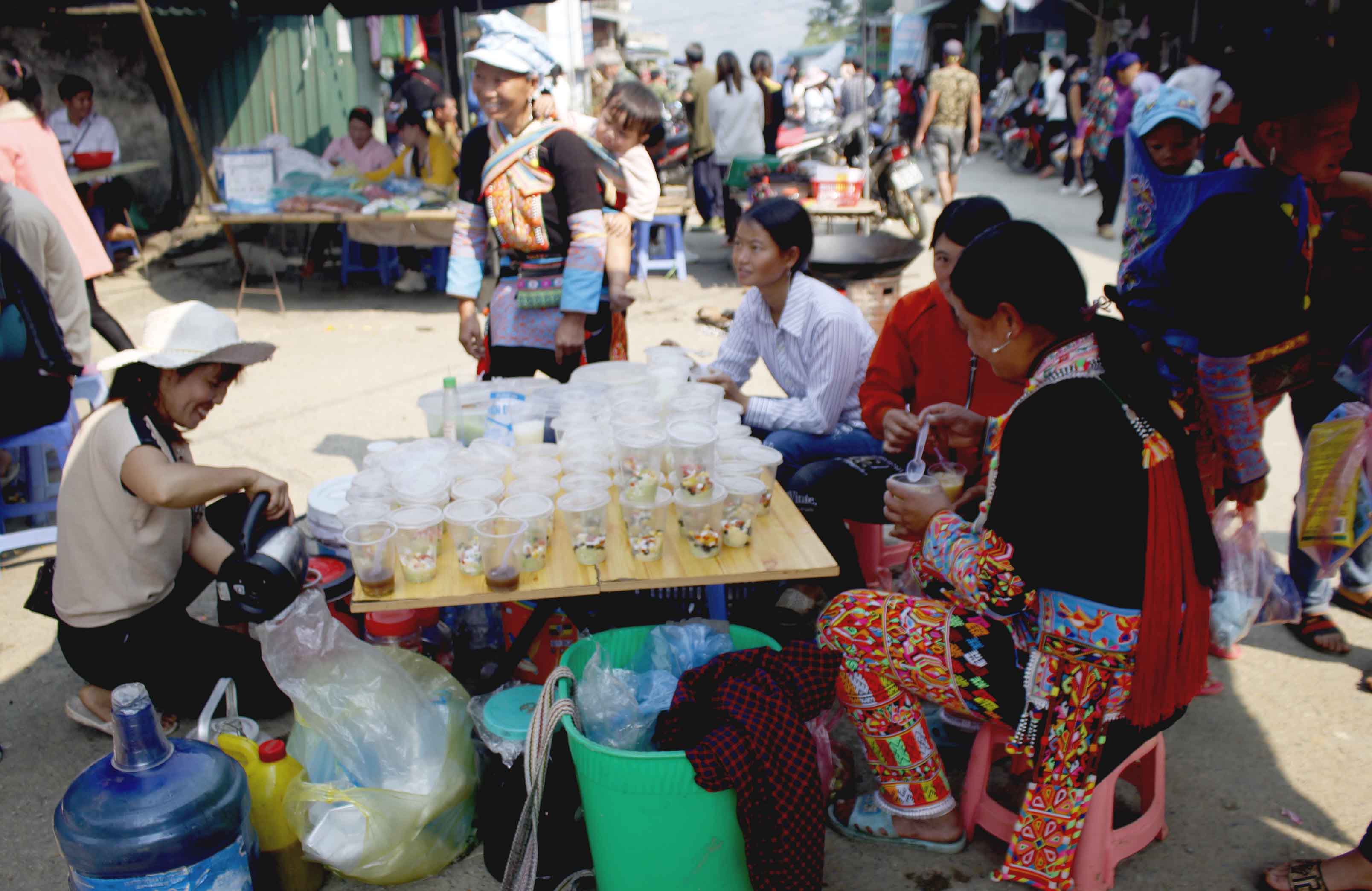 Một góc chợ phiên bản Sì Choang, xã Vàng Ma Chải (huyện Phong Thổ). 