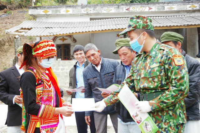 Cán bộ Đồn Biên phòng cửa khẩu Ma Lù Thàng tuyên truyền người dân bản Hùng Pèng, xã Ma Ly Pho (huyện Phong Thổ) phòng chống dịch bệnh