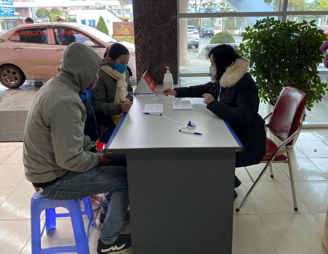 Các bệnh nhân đến khám tại Bệnh viện Đa khoa tỉnh được cán bộ, nhân viên y tế hướng dẫn khai báo y tế.