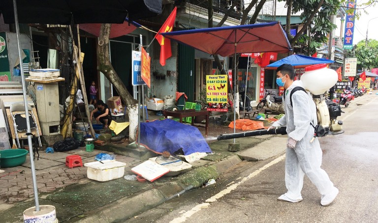 Lực lượng y tế phun thuốc khử khuẩn khu vực Nhà nghỉ Thành Đạt. 