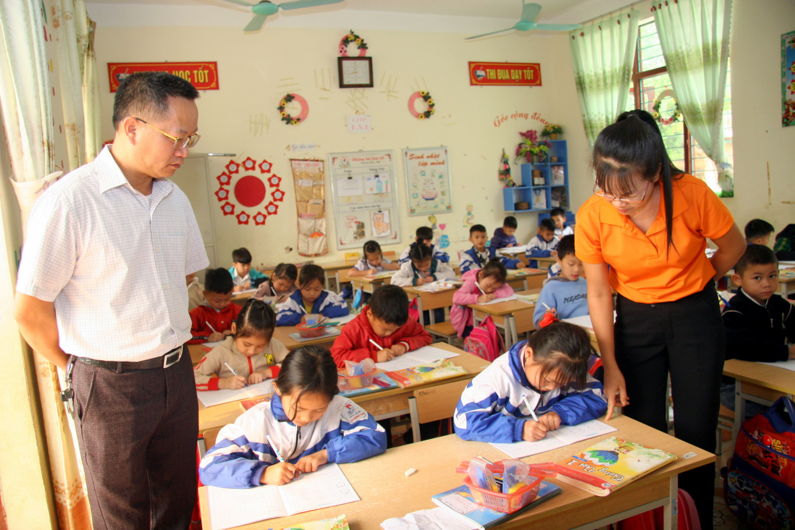 Thầy giáo Đào Văn Chiến, Hiệu trưởng Trường Tiểu học xã Mường Than kiểm tra, động viên cô và trò lớp 1A2 điểm trường trung tâm.