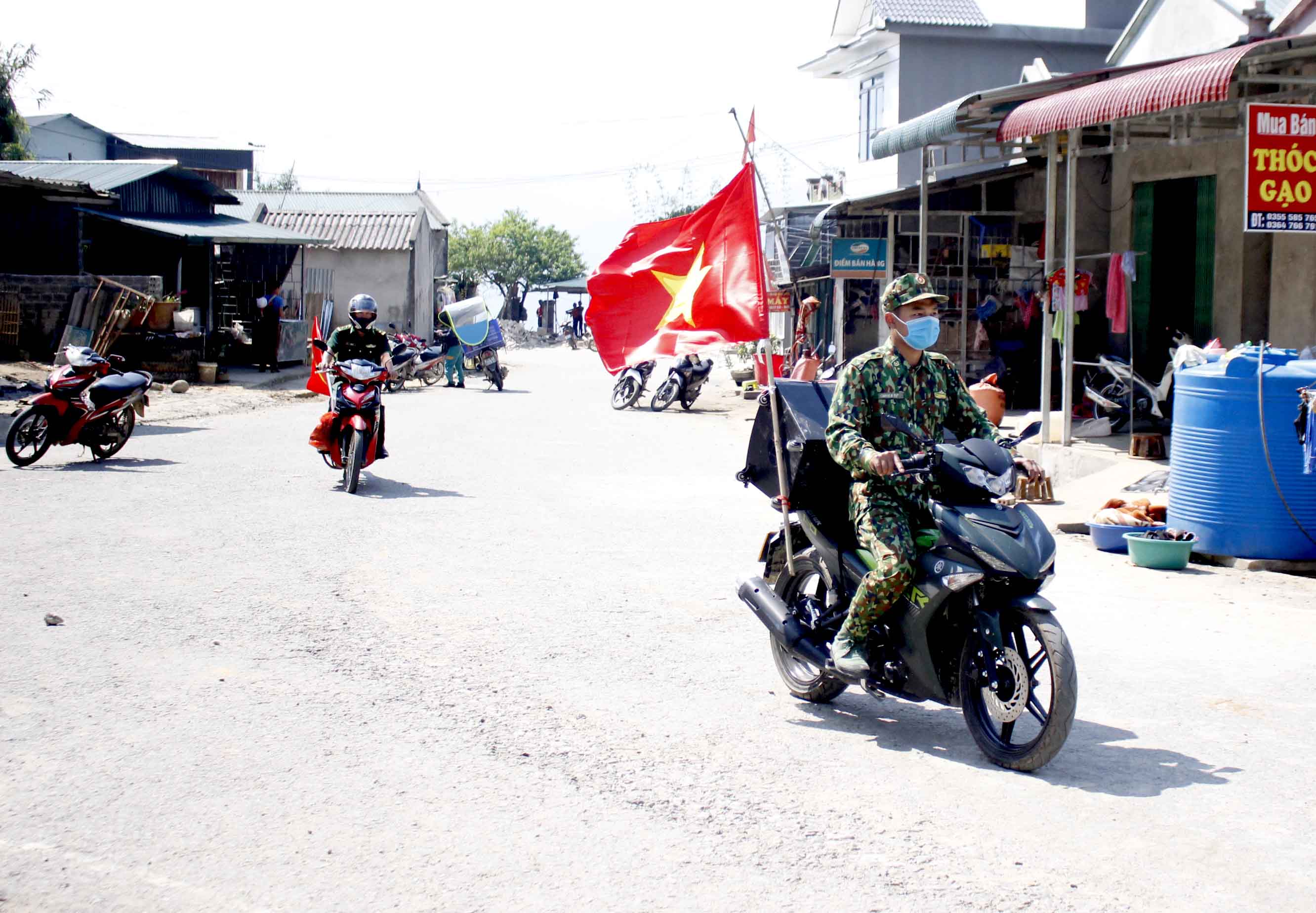 Cán bộ, chiến sĩ Đồn Biên phòng Vàng Ma Chải tuyên truyền lưu động về ngày bầu cử tại xã Mồ Sì San. 