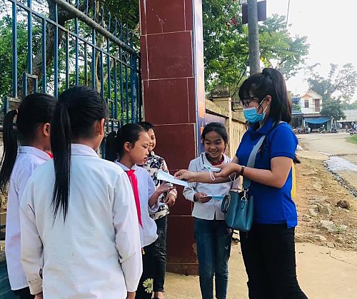 Đoàn Thanh niên xã Nậm Loỏng, thành phố Lai Châu tổ chức tuyên truyền, hướng dẫn học sinh đeo khẩu trang đúng cách.
