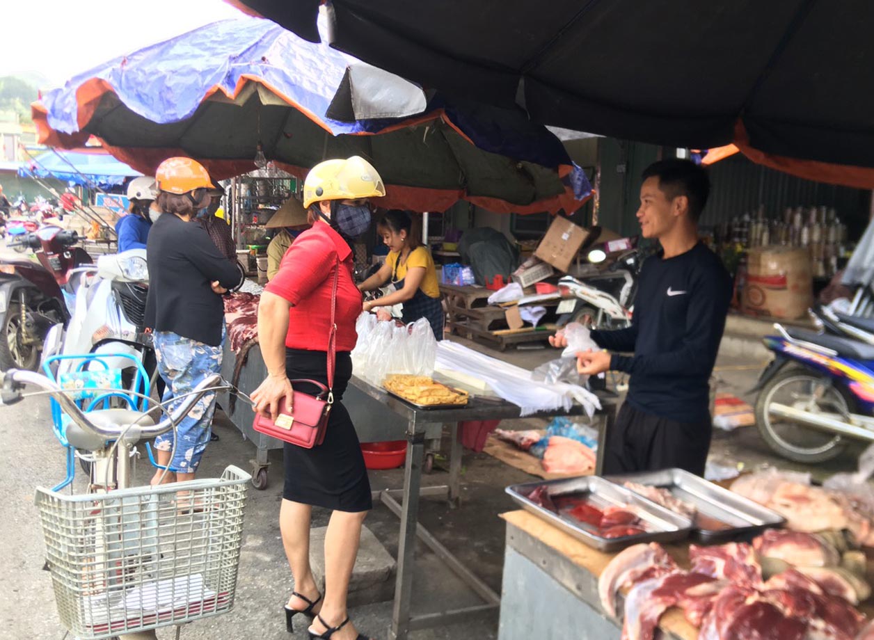 Người dân còn chủ quan, thờ ơ không đeo khẩu trang nơi công cộng
