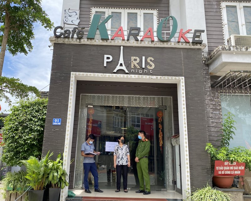Lực lượng chức năng phường Tân Phong (thành phố Lai Châu) kiểm tra việc chấp hành các quy định phòng chống dịch Covid - 19 tại các quán karaoke trên địa bàn.