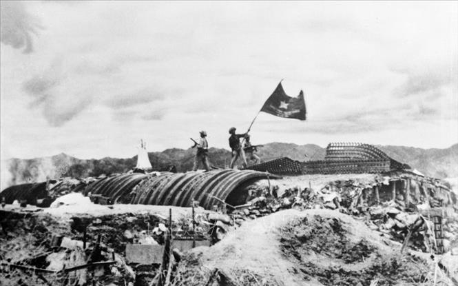  Ngày 7/5/1954, lá cờ đỏ sao vàng tung bay trên nóc hầm chỉ huy của tướng Đờ-cát – đã kết thúc thắng lợi chiến dịch Điện Biên Phủ. (Ảnh tư liệu TTXVN).