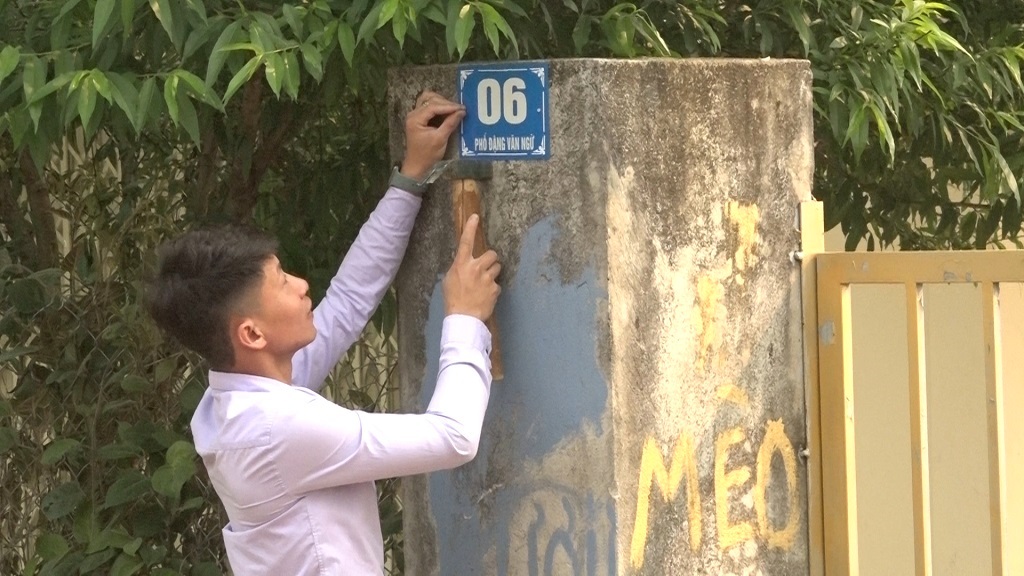 Cán bộ, công chức thị trấn Tam Đường (huyện Tam Đường) gắn biển số nhà cho các hộ dân trên địa bàn.