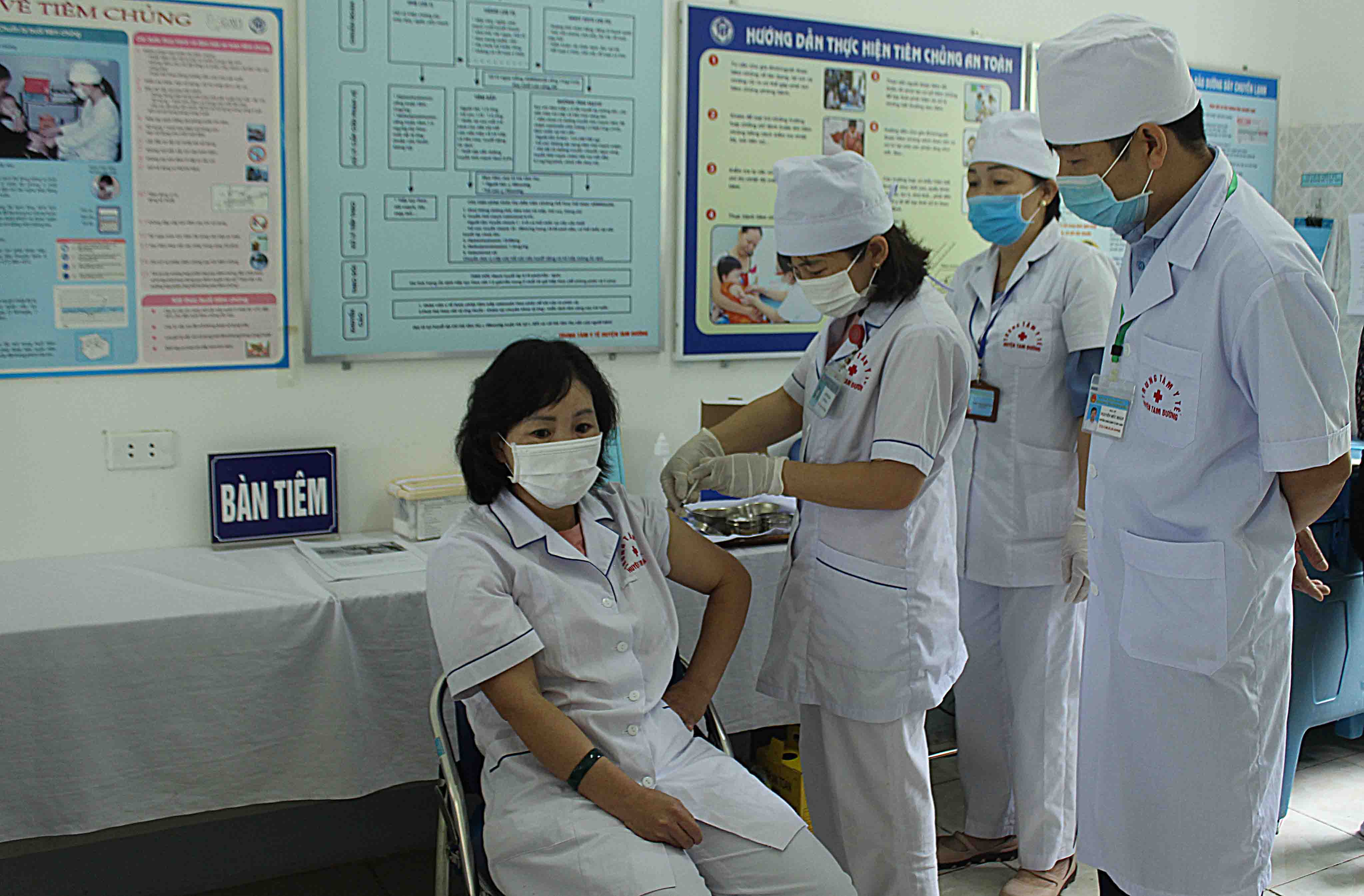 Bác sỹ Khoa Kiểm soát bệnh tật và HIV/AIDS (Trung tâm Y tế huyện Tam Đường) tiêm vắc xin phòng Covid- 19 cho y sỹ Lê Thị Phương - Cán bộ Trạm Y tế xã Thèn Sin.