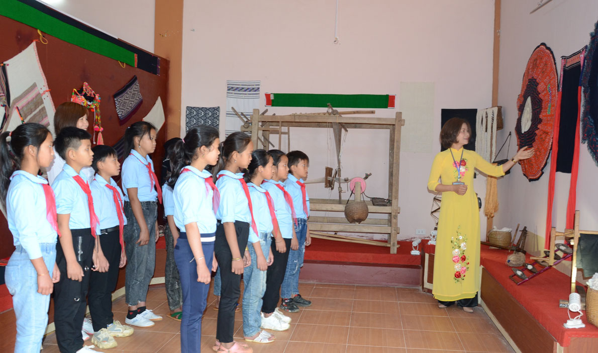 Học sinh tới tham quan Bảo tàng tỉnh.