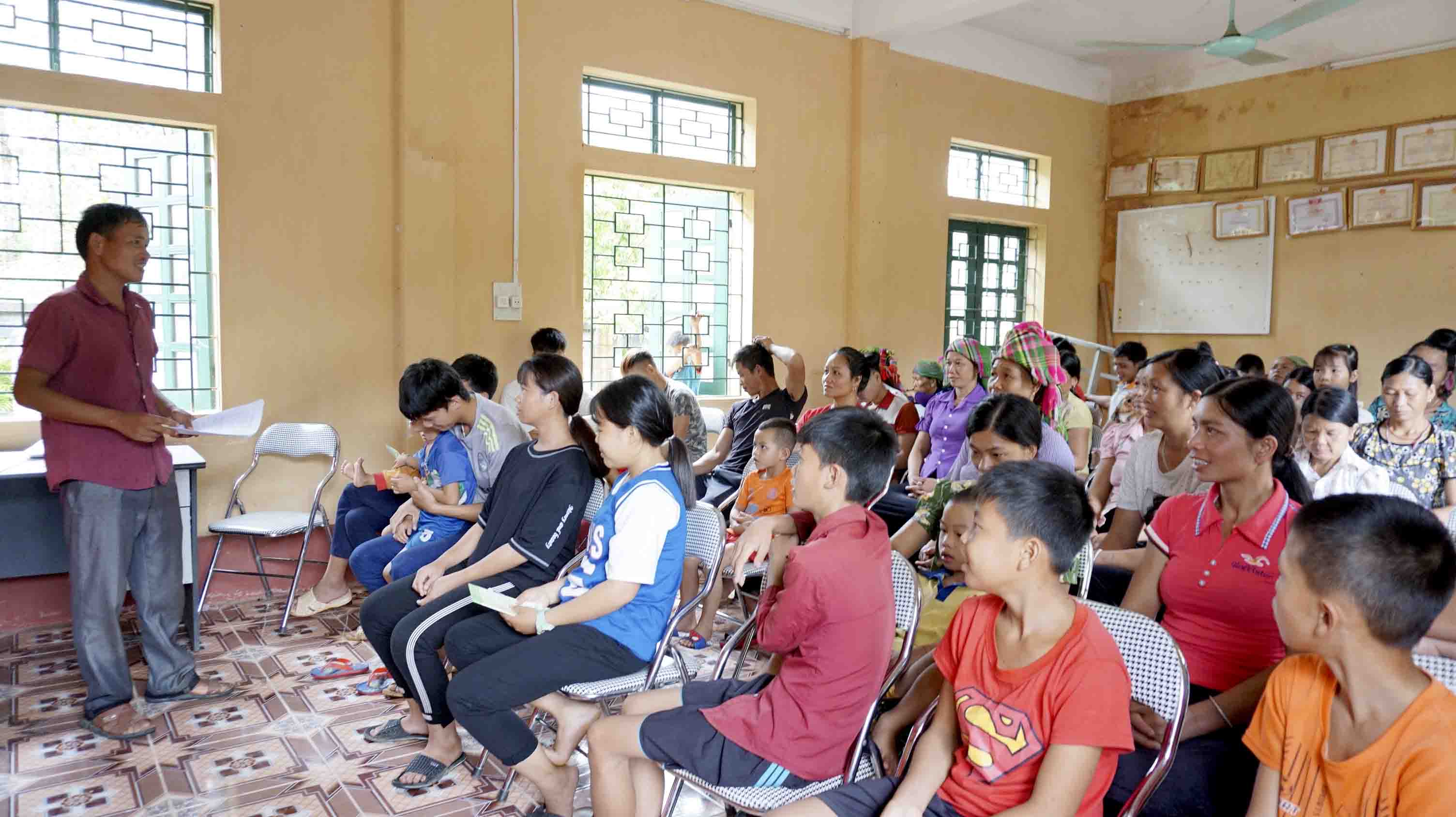Trưởng ban công tác mặt trận bản Lò Văn Ngắm tuyên truyền dân bản xây dựng bản nông thôn mới gắn với phát triển du lịch.