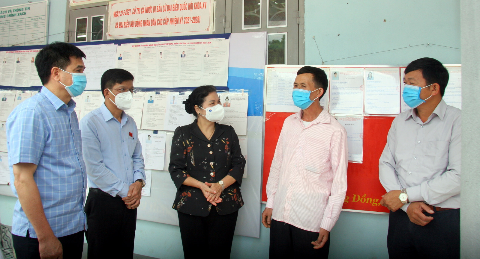 Các ứng cử viên đại biểu Quốc hội khóa XV, HĐND các cấp trò chuyện với cử tri xã Trung Đồng, huyện Tân Uyên