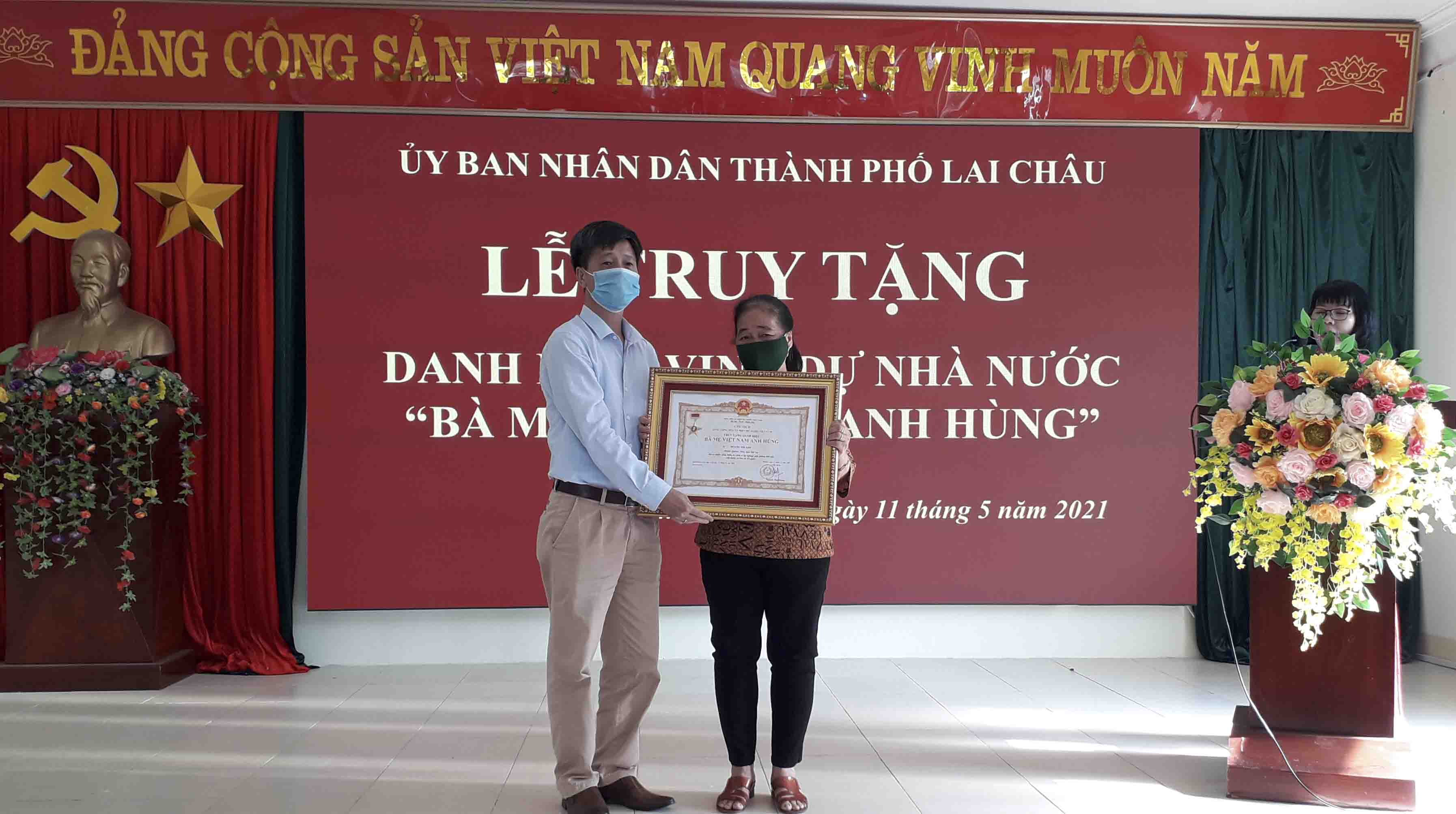 Đại diện thân nhân "Bà mẹ Việt Nam Anh hùng" Hoàn Thị Kim đón nhận danh hiệu cao quý.