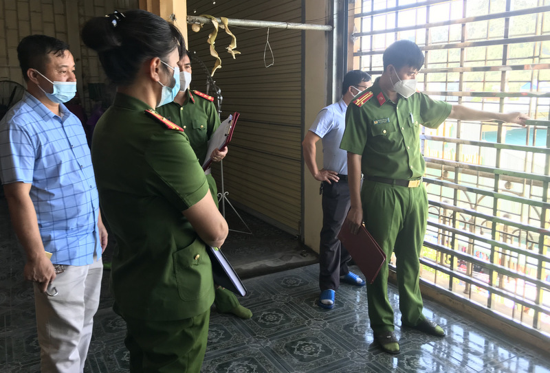 Đoàn kiểm tra hệ thống cửa thoát hiểm tại Cửa hàng kinh doanh vàng bạc Tuấn Tuyền tổ 6, phường Đoàn Kết.