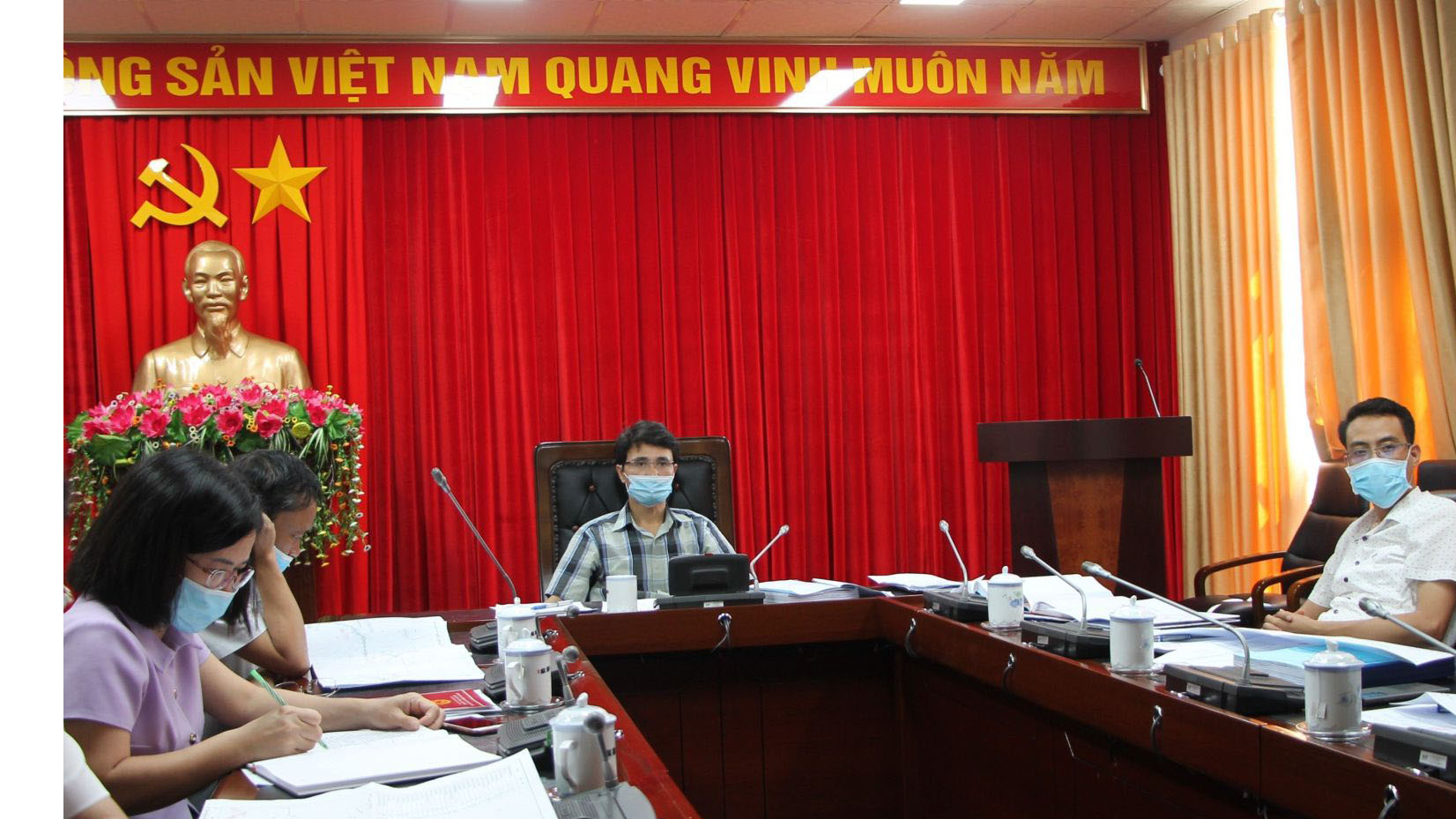Quang cảnh cuộc họp.