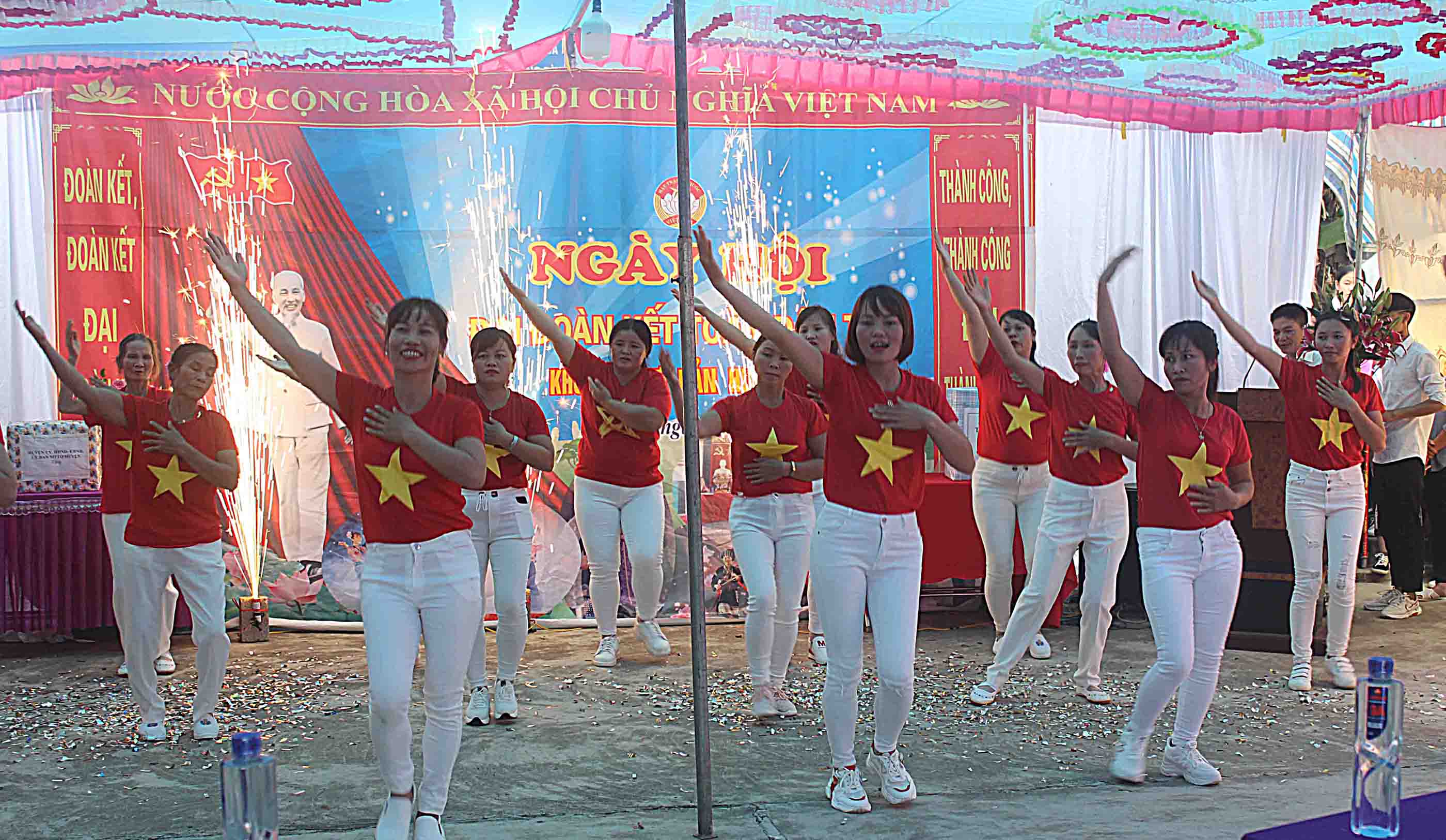 Đội văn nghệ bản Hưng Bình (xã Bình Lư) biểu diễn tại Ngày Hội "Đại đoàn kết toàn dân tộc”.