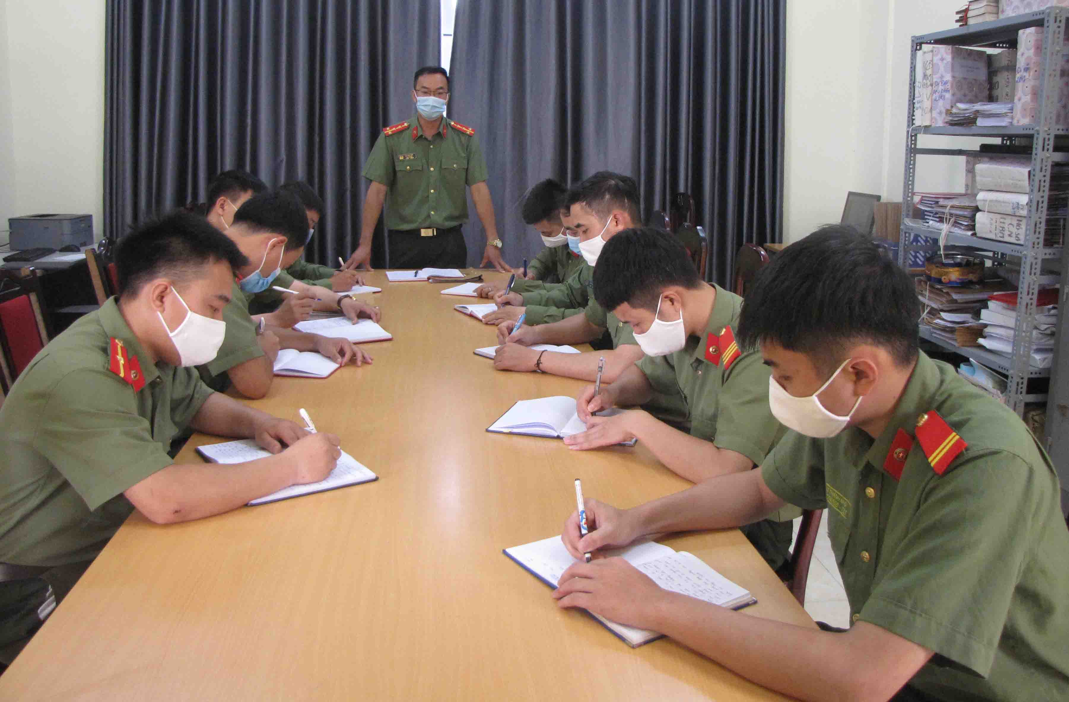 Đội An ninh (Công an huyện Nậm Nhùn) triển khai nhiệm vụ và phương án đảm bảo an ninh trật tự tới cán bộ, chiến sỹ trong đội.