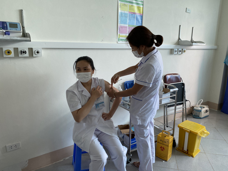 Các y, bác sỹ tiêm phòng vắc-xin mũi 1 cho đối tượng theo Nghị quyết 21/NQ-CP của Chính phủ ngày 26/02/2021 về mua và sử dụng vắc xin phòng Covid-19.