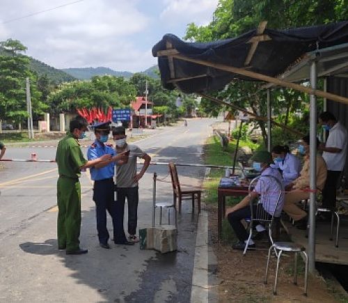 Chốt kiểm soát dịch Covid-19 số 03 (Km số 87+200, Quốc lộ 12, Ngã ba cầu Lai Hà, xã Lê Lợi, huyện Nậm Nhùn) thực hiện khai báo y tế đối với người vào địa bàn tỉnh. Chốt kiểm soát dịch Covid-19 số 03 (Km số 87+200, Quốc lộ 12, Ngã ba cầu Lai Hà, xã Lê Lợi, huyện Nậm Nhùn) thực hiện khai báo y tế đối với người vào địa bàn tỉnh.