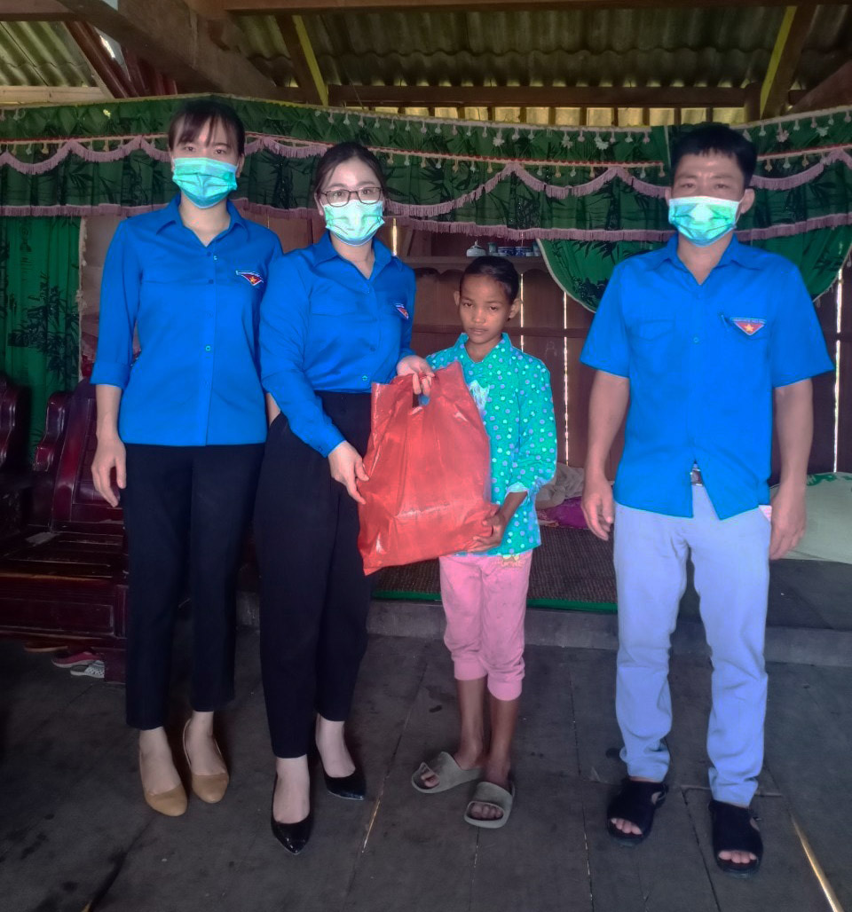 Thăm hỏi, tặng quà cho học sinh có hoàn cảnh khó khăn, có ý thức vươn lên trong học tập tại xã Nậm Manh.