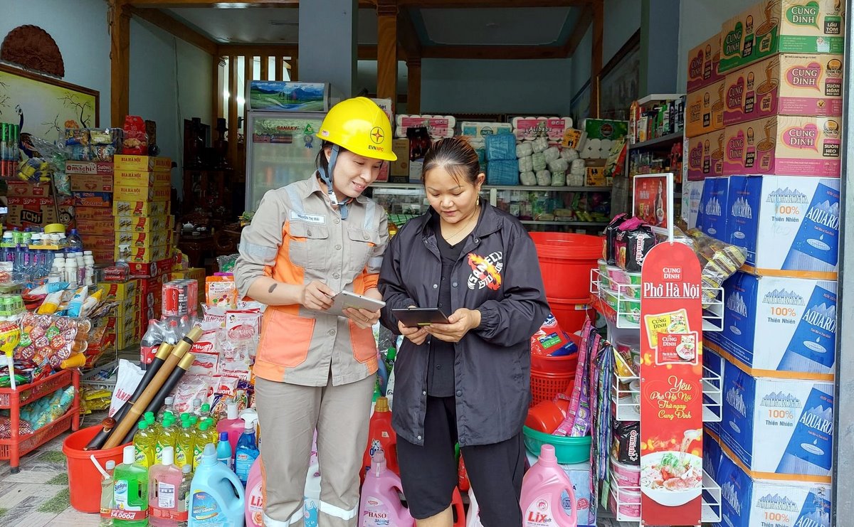 Nhân viên Điện lực Phong Thổ tư vấn và hướng dẫn khách hàng triển khai số hóa hợp đồng (ảnh tư liệu).