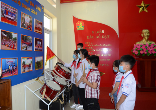 Học sinh trên địa bàn thành phố thăm quan nhà truyền thống Đội.