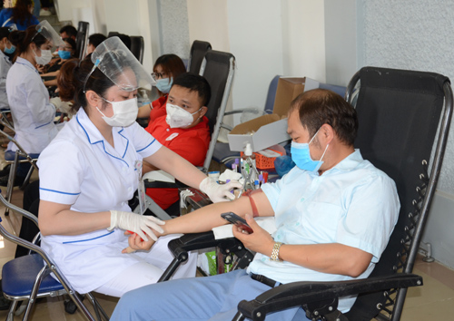 Đông đảo tình nguyện viên tham gia đăng ký, hiến máu tình nguyện.