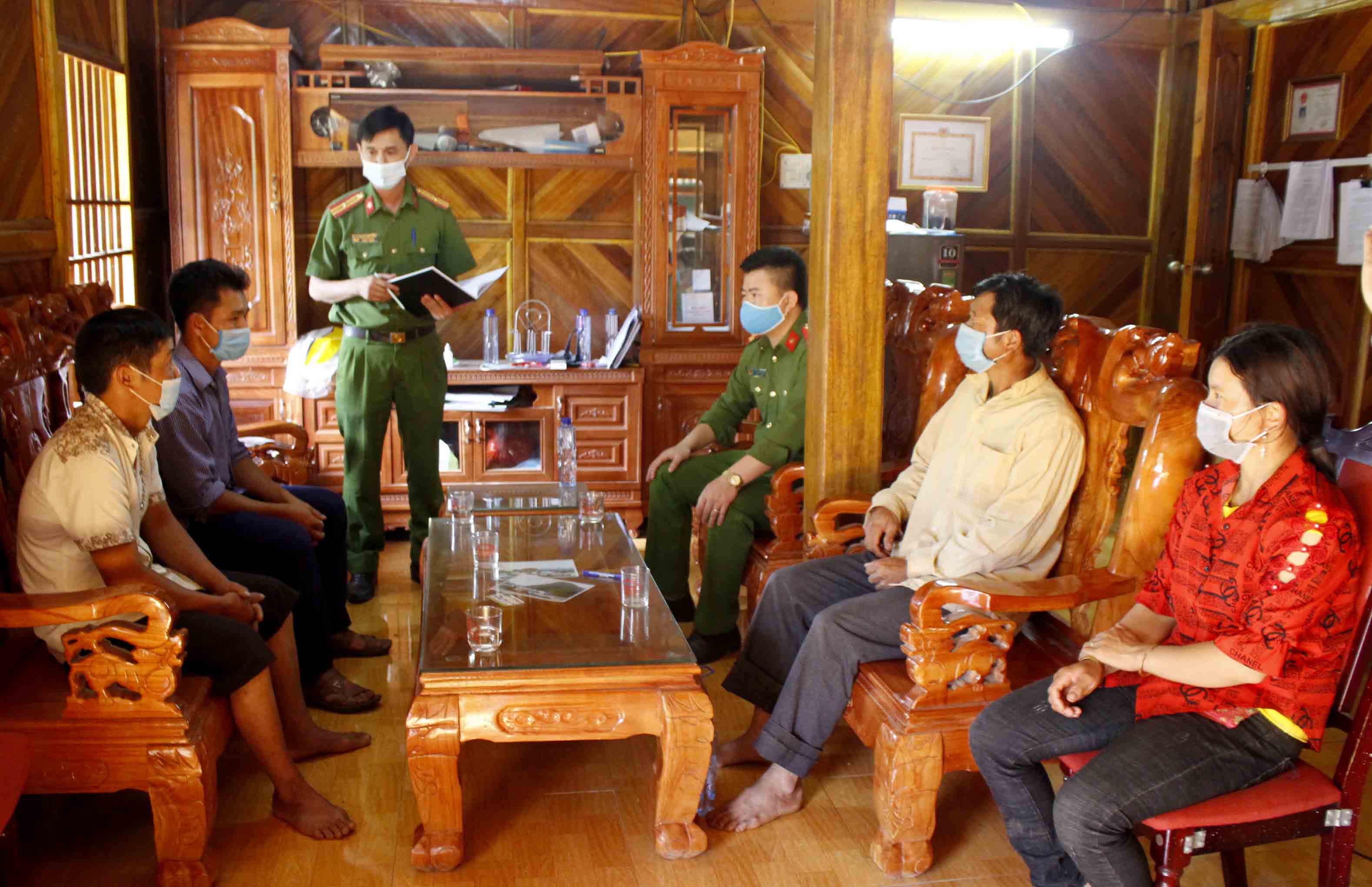 Công an xã Lản Nhì Thàng (huyện Phong Thổ) tuyên truyền, vận động người dân bản Lản Nhì Thàng tham gia phong trào “Toàn dân bảo vệ an ninh Tổ quốc”, tố giác tội phạm. 