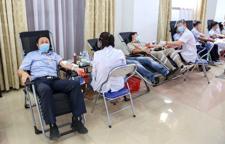 Ông Vũ Trọng Trung (ngoài cùng bên trái) tham gia hiến máu tình nguyện tại "Hành trình đỏ" - "Giọt Xăng hồng-Giọt dầu đỏ" được Công đoàn - Đoàn thanh niên Công ty thực hiện lồng ghép vào chương trình “Giọt hồng sông Đà” lần thứ IV của tỉnh. 
