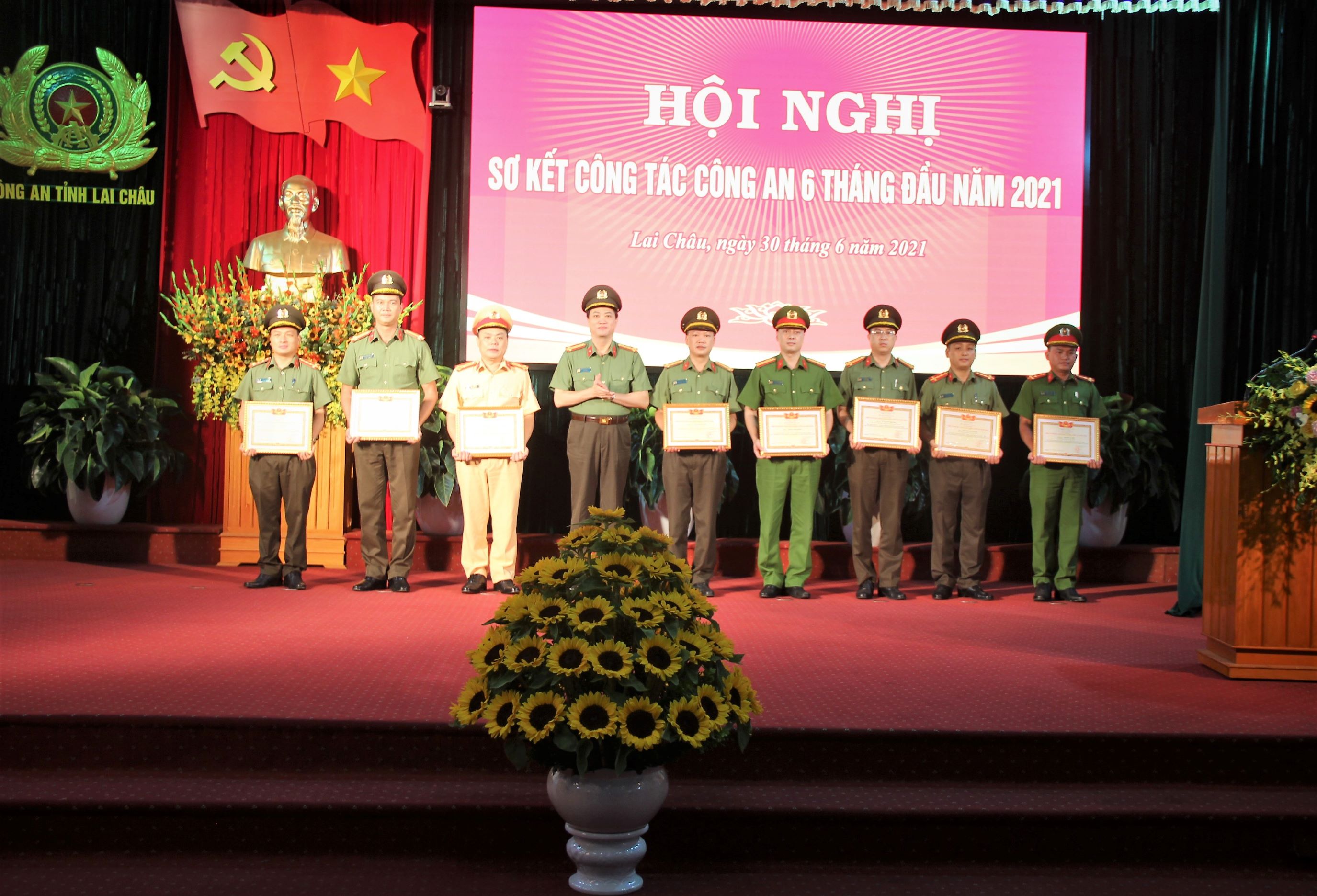 Đồng chí Nguyễn Viết Giang, Uỷ viên Ban Thường vụ tỉnh, Giám đốc Công an tỉnh tặng danh hiệu chiến sĩ thi đua toàn lực lượng Công an nhân dân của Bộ trưởng Bộ Công an cho các cá nhân.