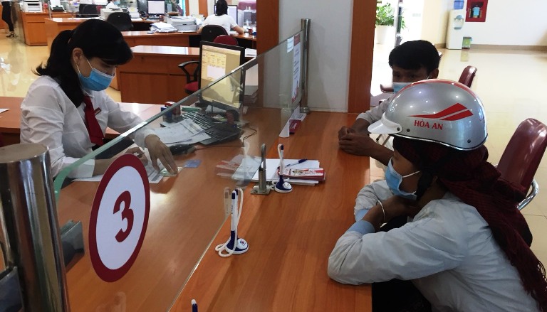 Khách hàng giao dịch tại Agribank Lai Châu. 