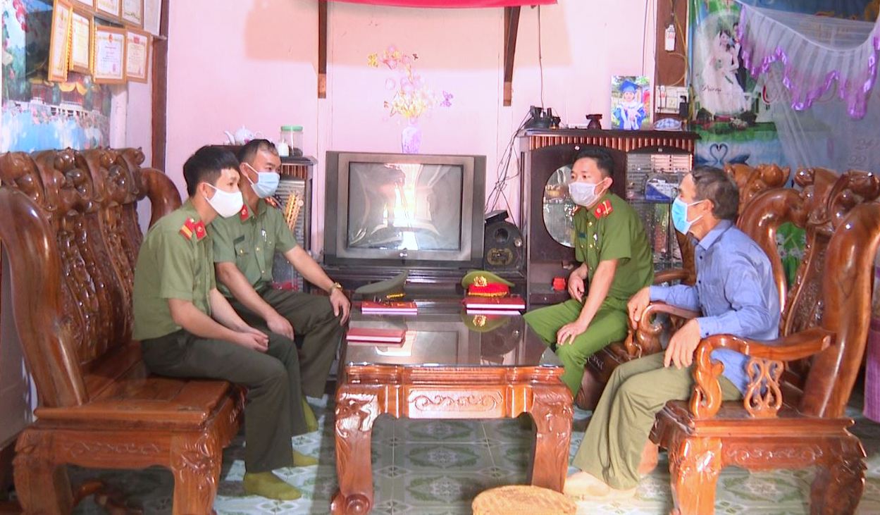 ảnh: Lực lượng Cồn an huyện Nậm Nhùn phối hợp nắm bắt tình hình ANTT, an toàn xã hội trong Nhân dân.