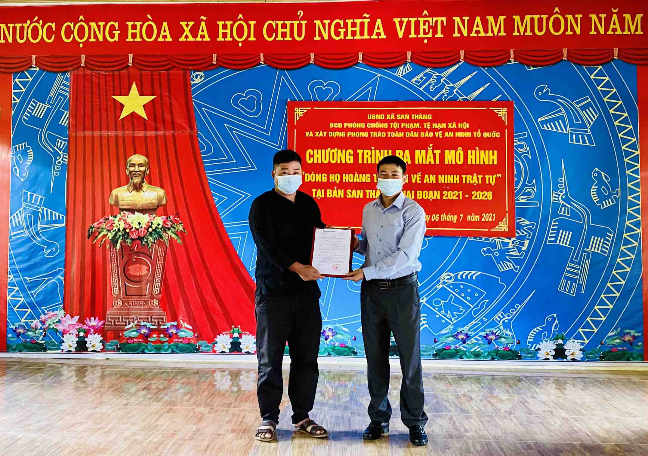  Đồng chí Hoàng Văn Sinh – Chủ tịch UBND, Trưởng Ban Chỉ đạo xã San Thàng trao Quyết định thành lập mô hình.