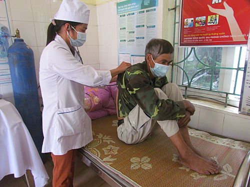 Nhờ sự quan tâm của Đảng, nhà nước và của tỉnh, đồng bào các dân tộc ở vùng sâu, vùng xa của tỉnh được tiếp cận với dịch vụ chăm sóc sức khỏe. Trong ảnh: Cán bộ Trạm Y tế xã Sin Suối Hồ (huyện Phong Thổ) khám bệnh cho người dân.
