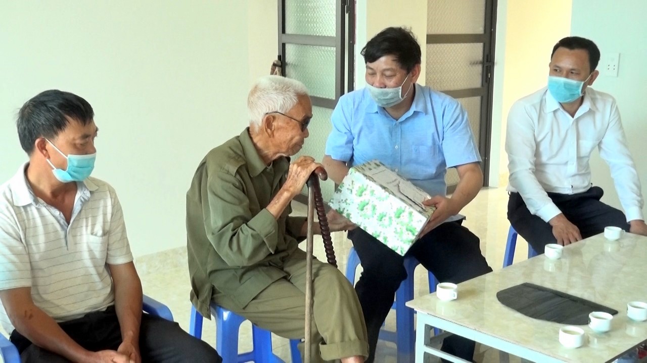 Đồng chí Hoàng Hữu An – Tỉnh Ủy viên, Bí thư Huyện ủy Than Uyên thăm hỏi, tặng quà thương binh Nguyễn Văn Hùy, bản Sen Đông, xã Mường Than.